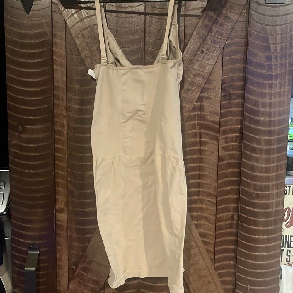 Skims shaping slip plus size - Picture 8 of 9